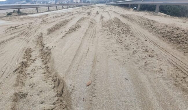 Invasa dalla sabbia la strada provinciale costiera che collega Marzamemi a Portopalo