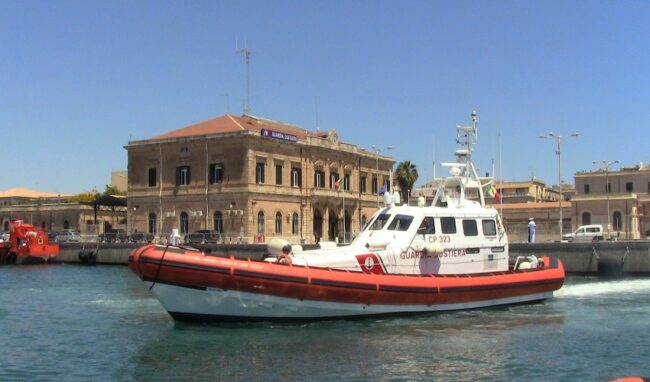 Sequestrata rete da posta fissa nel Porto Grande: sanzione di 1.000 euro