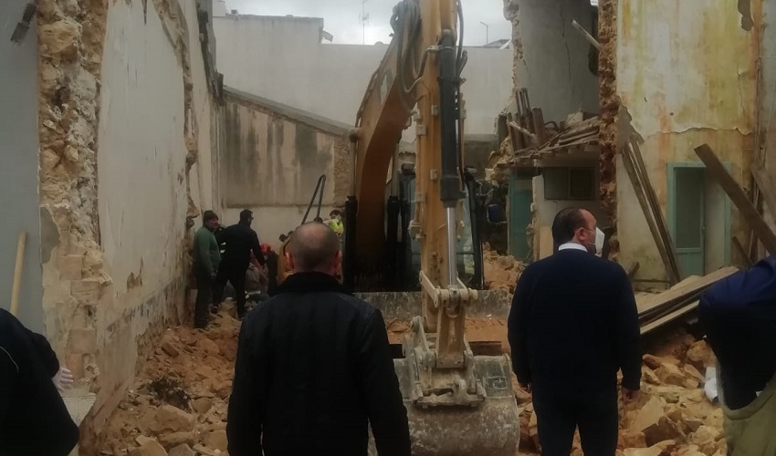 Crolla un muro in un cantiere a Solarino, operaio sotto le macerie trasferito al Cannizzaro