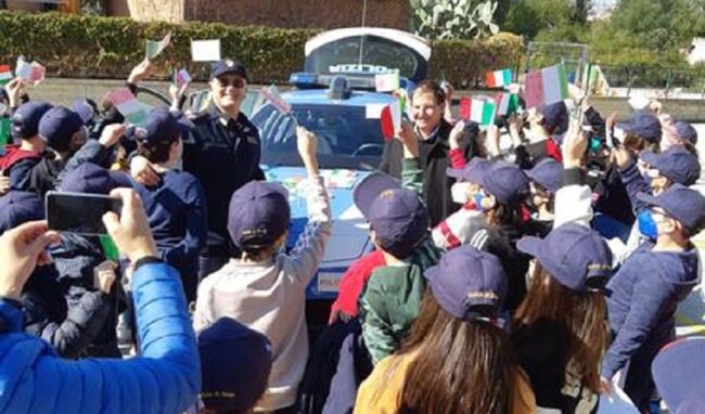 La Polizia incontra gli alunni dell'Istituto comprensivo Archimede