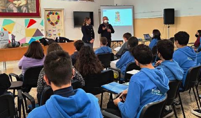 La Polizia incontra gli studenti dell'istituto Sant’Alessandra di Rosolini