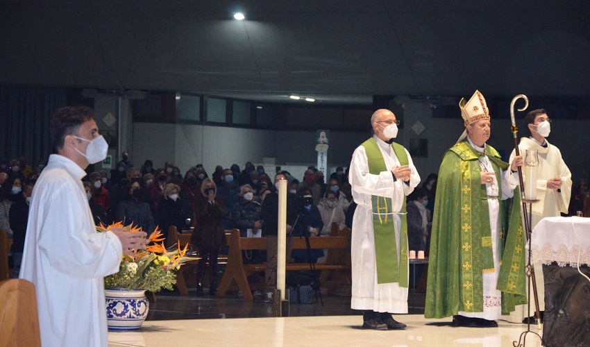 In centinaia alla veglia per la pace al Santuario con l'arcivescovo Lomanto