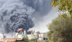 Violento incendio in zona industriale: colonna di intenso fumo nero visibile da lontano. Due feriti lievi