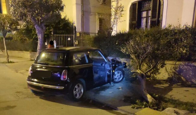 Incidente stradale in via Armando Diaz: coinvolte due auto