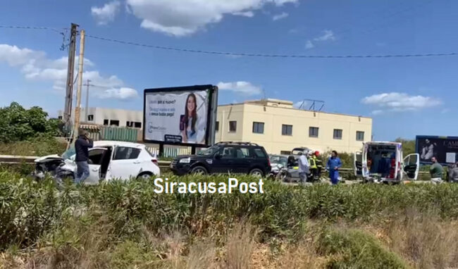 Scontro frontale tra 2 auto in contrada Spalla: intervento dell'elisoccorso