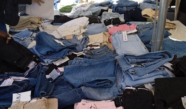 Capi di abbigliamento "griffati" rubati in punti vendita del Siracusano e rivenduti alla fiera di Catania: 2 denunciati