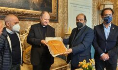 Riflessione sulla Pasqua e scambio di auguri: l'incontro tra l'arcivescovo Lomanto e i giornalisti