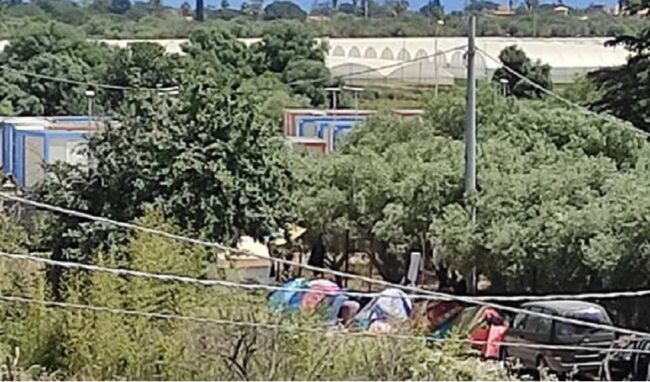 Tende di migranti fuori dal cancello del villaggio a Cassibile. Il Comitato: "Situazione fuori controllo"