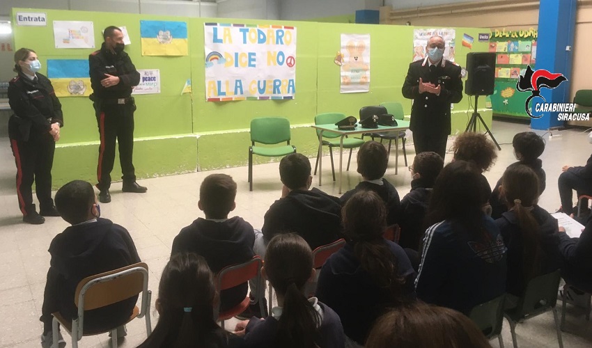 I Carabinieri incontrano gli alunni delle quinte elementari dell'Istituto Todaro ad Augusta