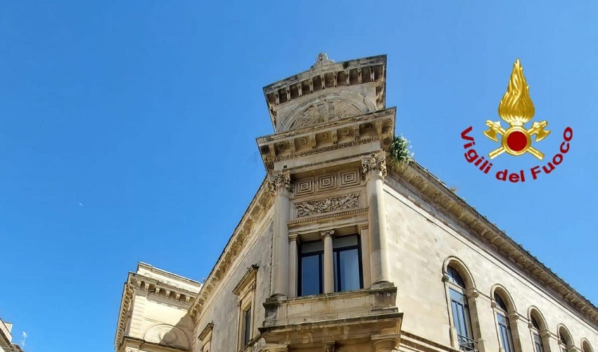 Distacco di elementi lapidei dalla facciata del teatro comunale di Ortigia