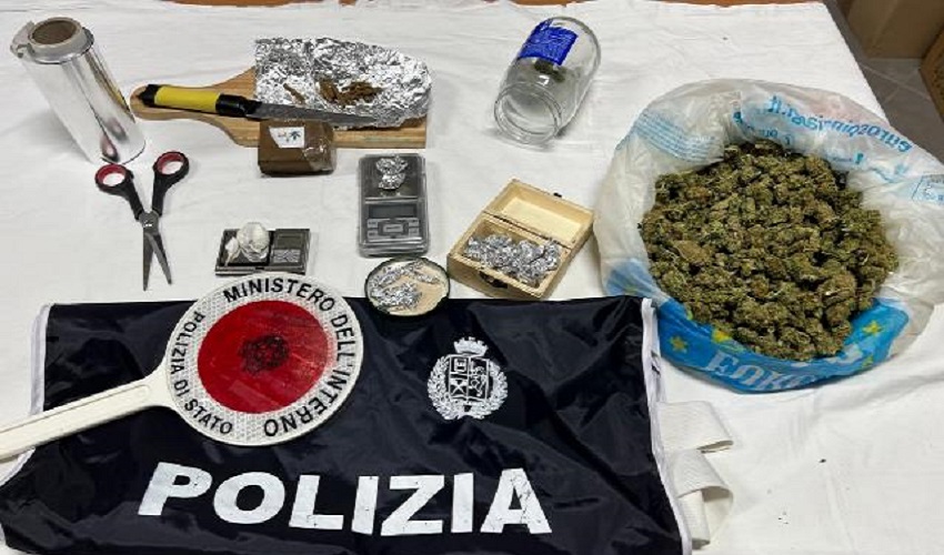 Detenzione di droga, 33enne ai domiciliari. In casa hashish, marijuana e cocaina