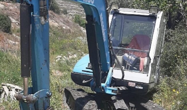 Escavatore rubato da un cantiere edile: ritrovato in un'area rurale