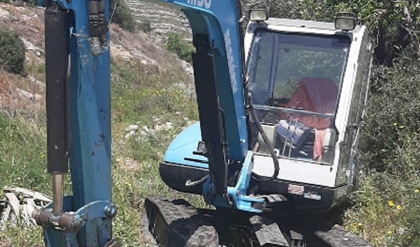 Escavatore rubato da un cantiere edile: ritrovato in un'area rurale