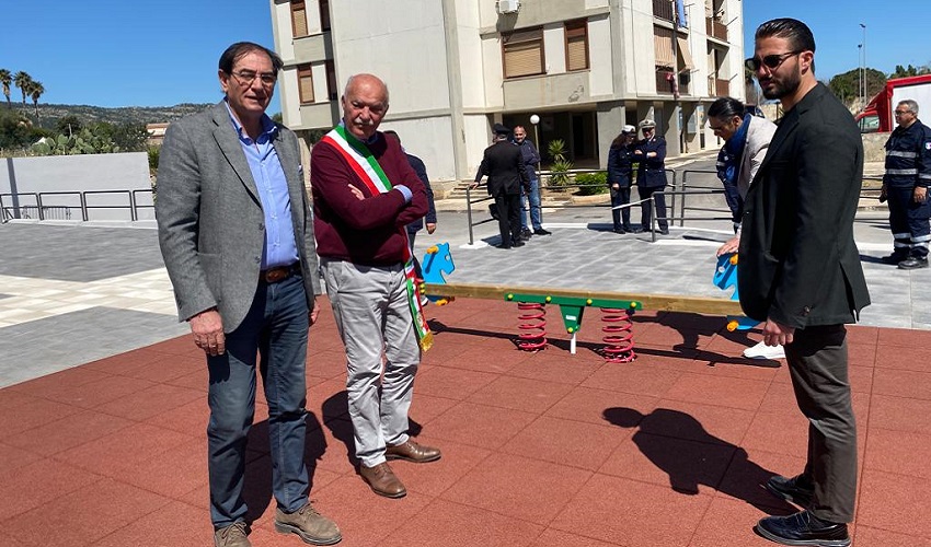 Nuova piazzetta con giochi al quartiere Sacro Cuore a Priolo