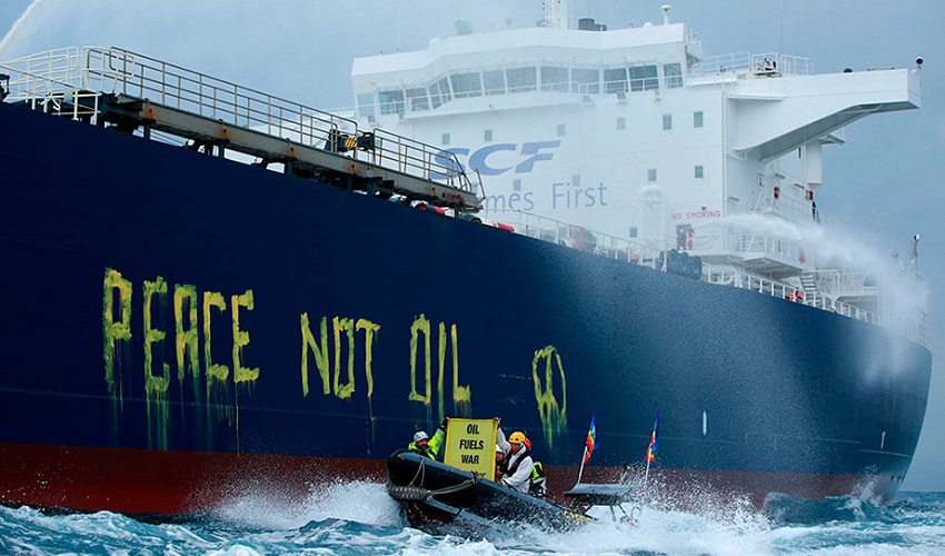 Protesta di Greenpeace contro una petroliera russa al largo di Siracusa