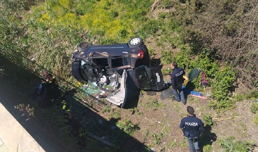 Auto fuori strada in viale Paolo Orsi: volo di 6 metri e finisce sotto il viadotto