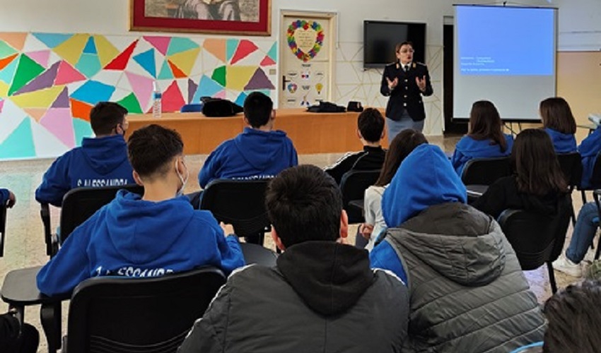 La Polizia incontra gli studenti delle seconde medie dell'Istituto S. Alessandra di Rosolini