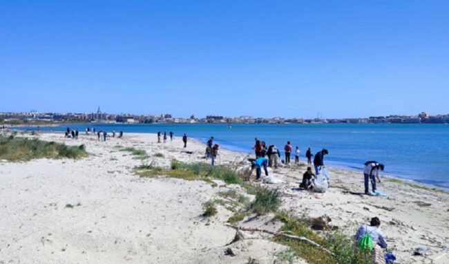 Evento nazionale "Plastic free": a Siracusa ripulita la spiaggia della Playa