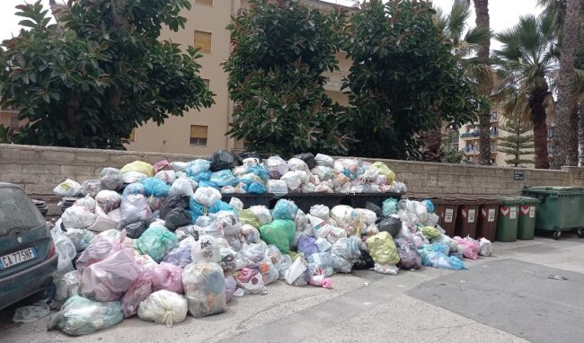 Montagna di rifiuti non ritirata all'interno di un condominio. I residenti: "Aria irrespirabile". Il Comune: "Domani completamento della raccolta dell'indifferenziata"