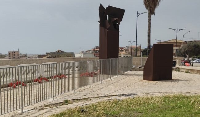 Monumento ai Caduti, installata una ringhiera per delimitare l'area della frana