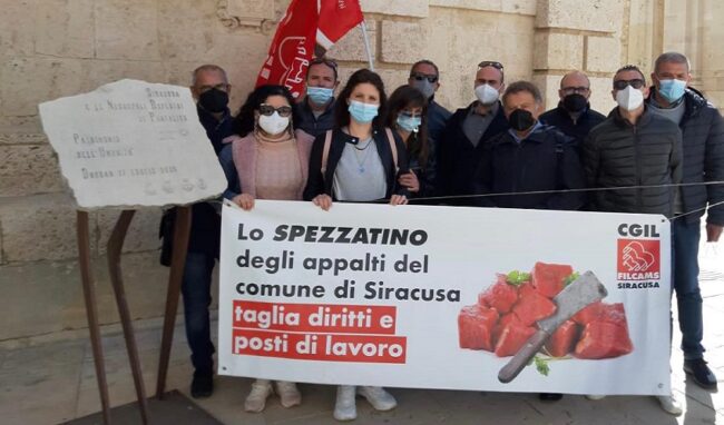 Sit in dei lavoratori Util Service: animi esasperati e tensione. Interviene la Digos