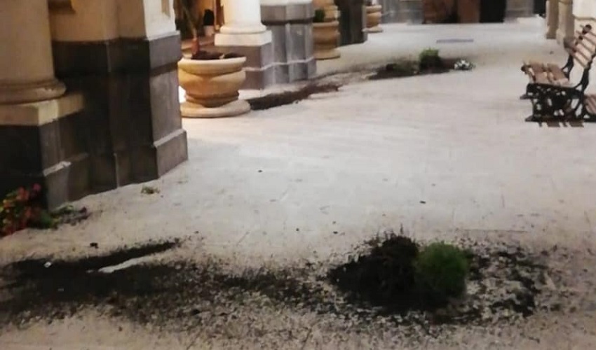 Atti vandalici alle fioriere comunali di Palazzolo Acreide: 32enne denunciato per danneggiamento aggravato