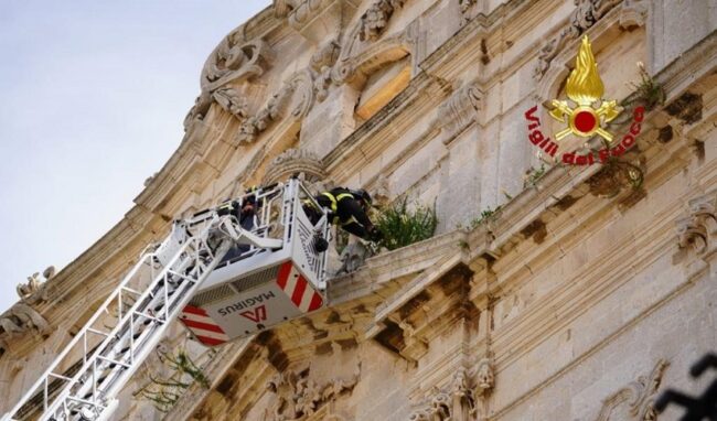 Chiesa di Santa Lucia alla Badia: rimossa vegetazione dalla facciata