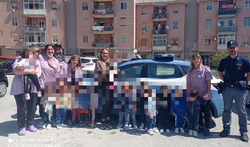 I poliziotti delle Volanti in visita all'asilo comunale "Qui Quo Qua"