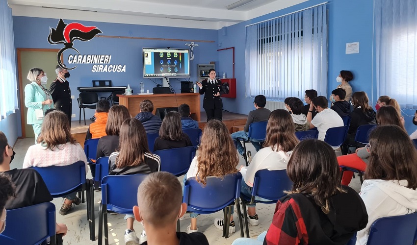 I Carabinieri incontrano gli studenti dell'Istituto comprensivo Verga di Pachino