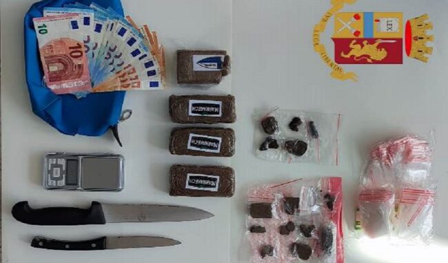 Oltre 400 grammi di hashish in casa: 40enne arrestato per spaccio