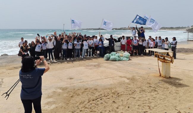 Italian Cleaning Tour, tappa all’Arenella per ripulirla da plastica, vetro e carta