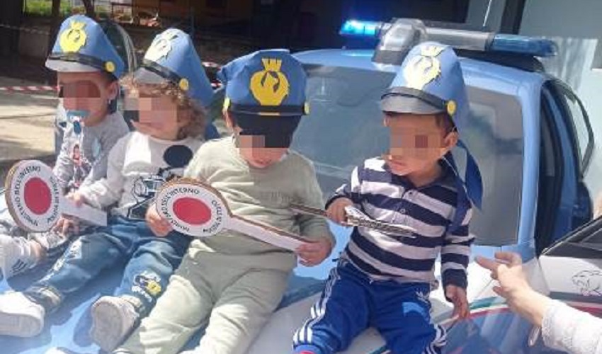 Un giorno da poliziotti per i piccoli alunni dell'asilo nido Arcobaleno