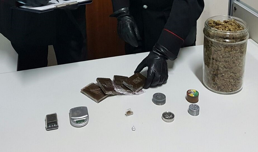 In possesso di marijuana e hashish per 200 grammi: arrestato 28enne