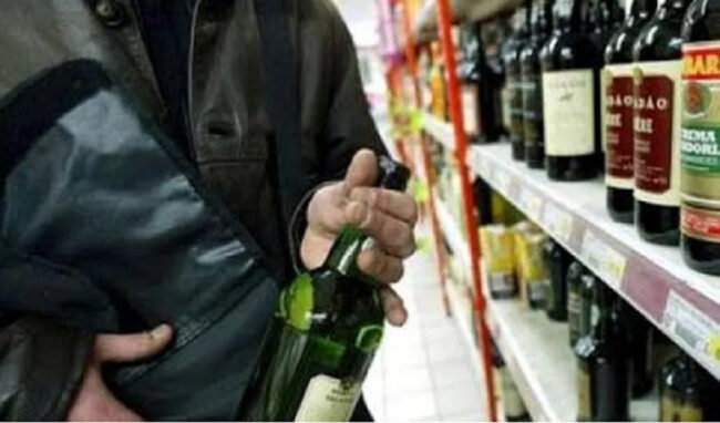 Champagne e vino per 300 euro rubati in un supermercato: 2 arresti per furto aggravato