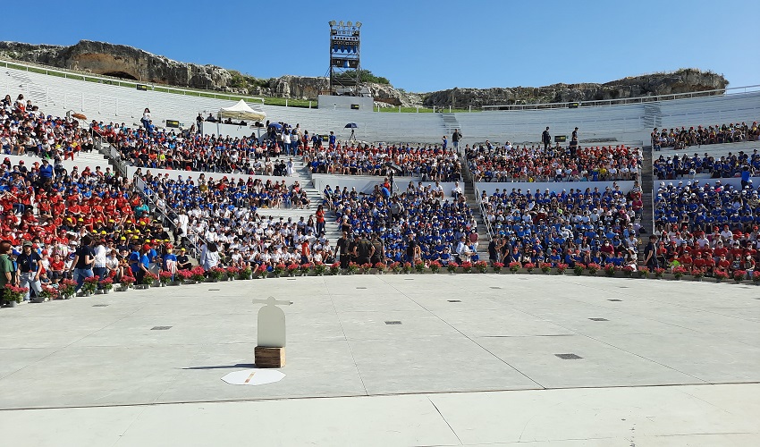 Icaro Junior, 2.500 bambini colorano le gradinate del Teatro Greco