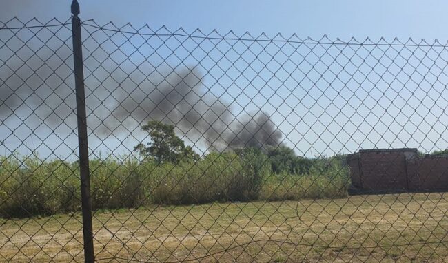 Densa colonna di fumo nero nel territorio di Melilli: incendio di rifiuti