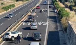 Incidente sulla Siracusa-Catania: coinvolte 2 auto. Traffico bloccato e strada chiusa