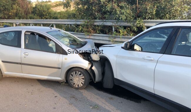 Incidente con scontro frontale tra 2 auto a Targia