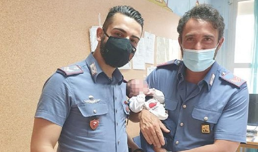 Neonato con il cordone ombelicale attaccato lasciato in una cesta a Catania