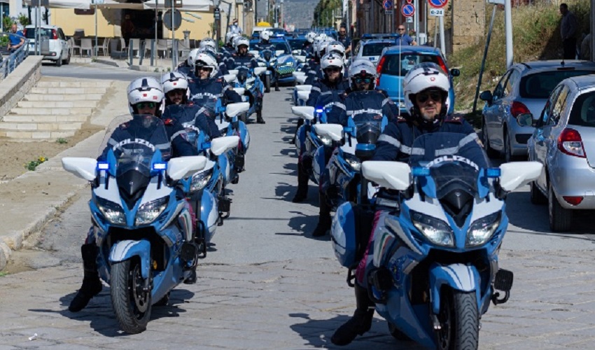 Giro d'Italia, la carovana rosa scortata dalla Polizia Stradale