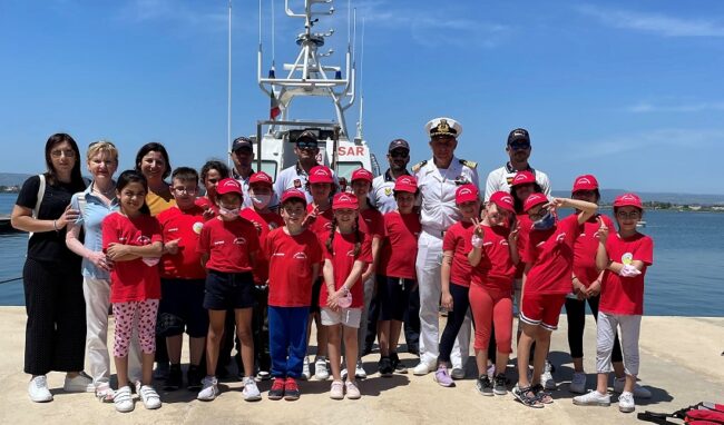 Gli studenti di primaria del Giaracà in visita alla Capitaneria di Porto di Siracusa