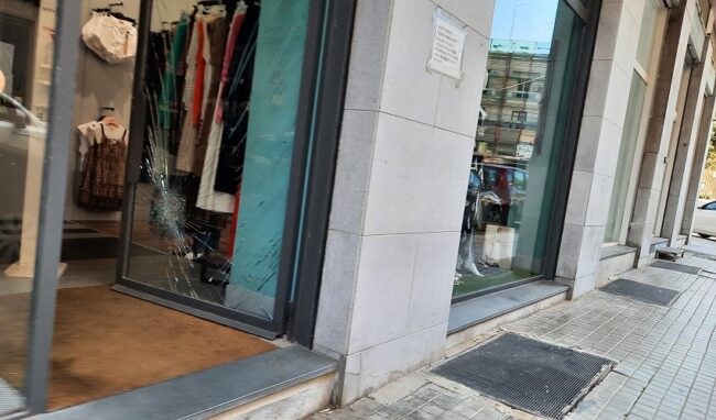 Tentato furto con spaccata: nel mirino un negozio di abbigliamento