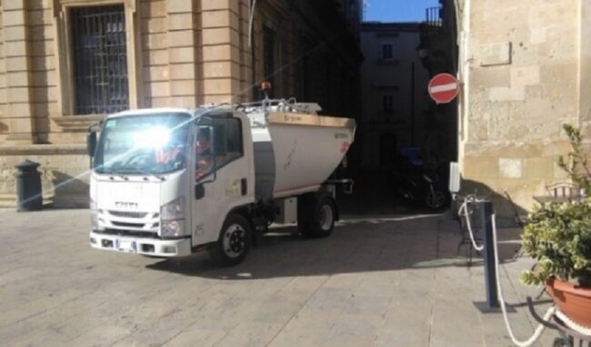 Rifiuti, a Ferragosto a Siracusa raccolta porta a porta regolare