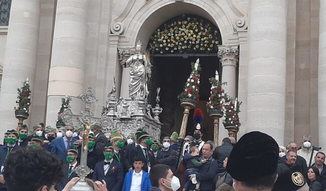 La pioggia non ferma Santa Lucia: nel pomeriggio l'uscita e la processione in piazza Duomo