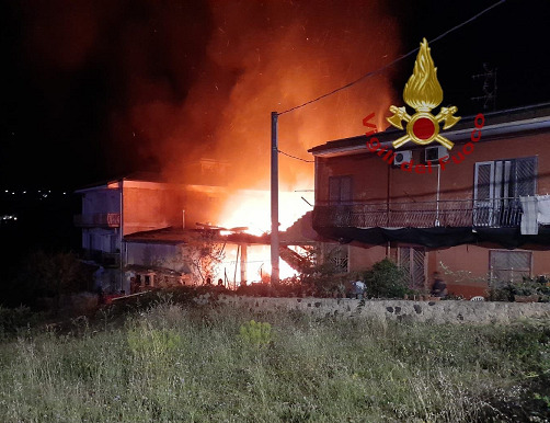 Esplosione e violento incendio in un’abitazione a Sortino: un morto e una donna estratta viva dalle macerie