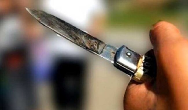 Coltello in pugno, inveisce contro i passanti: arrestato 25enne a Cassibile