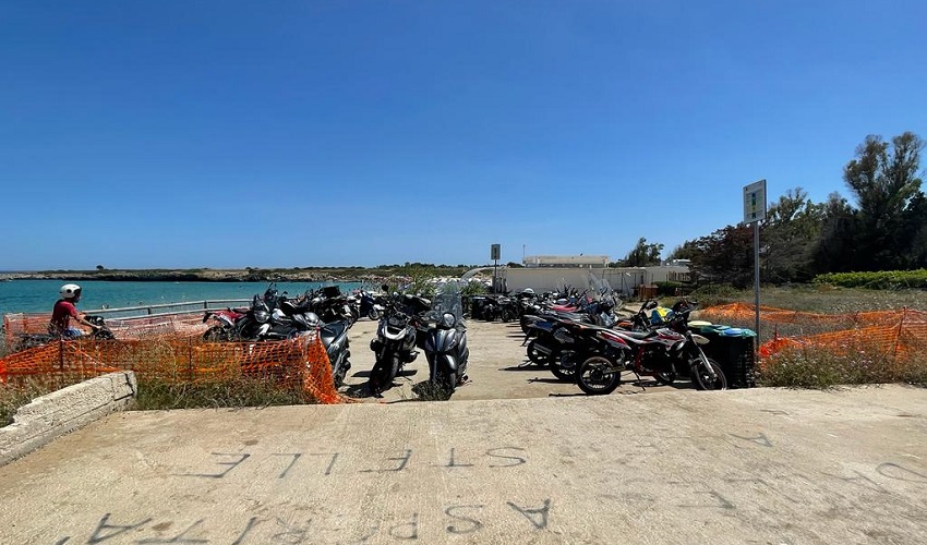 Costone dell'Arenella a rischio crollo, ma il piazzale diventa parcheggio per decine di moto