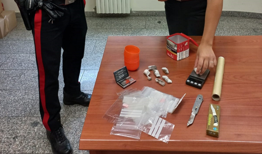 Droga in casa, 19enne in manette a Floridia
