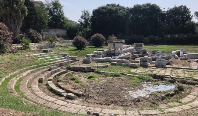 Il piccolo teatro romano "casa" di due stranieri irregolari: denunciati