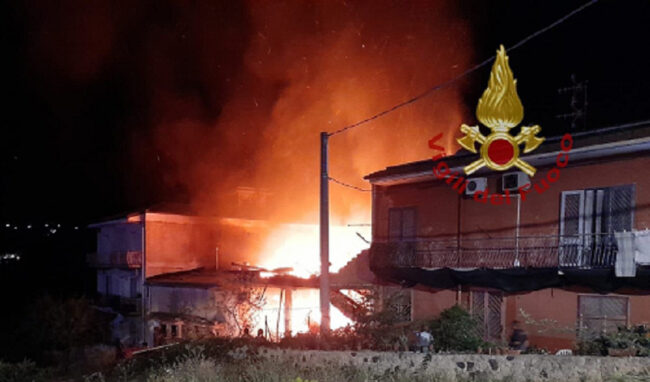 Incendio in casa a Sortino: la donna ricoverata in prognosi riservata al Cannizzaro